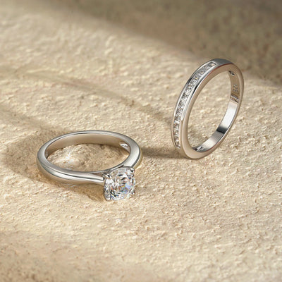 Zweiteiliges Verlobungs- und Ehering-Set aus 925er Sterling Silber mit Zirkonia