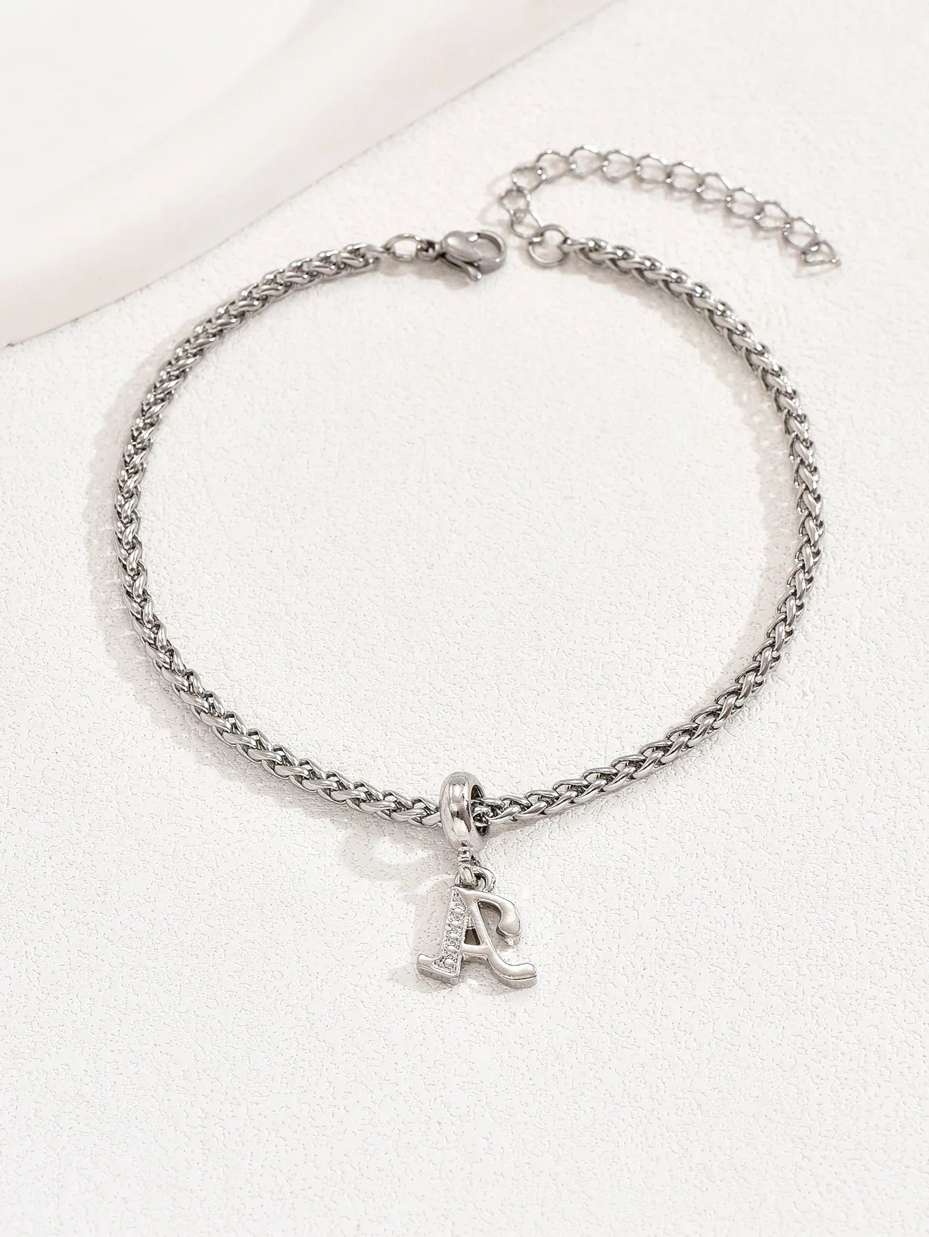 Geschichtetes Initial-Knöchelarmband mit schwarzer Schnur – Vintage-Chic für jeden Anlass