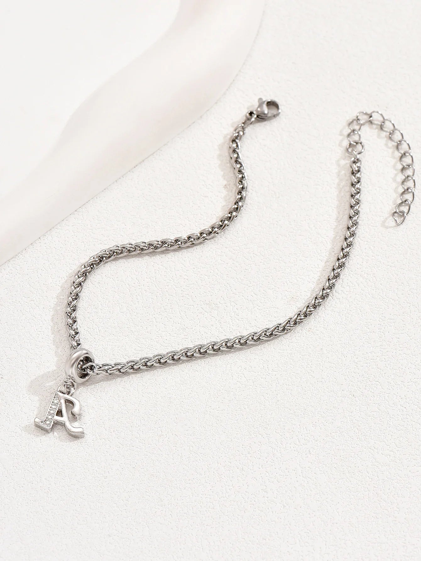 Geschichtetes Initial-Knöchelarmband mit schwarzer Schnur – Vintage-Chic für jeden Anlass
