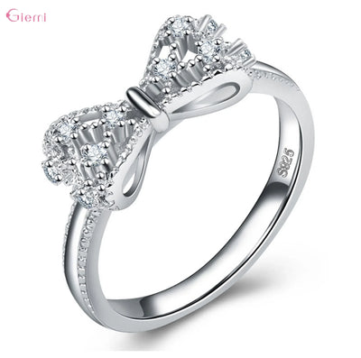 Silberner Schleifenring mit Zirkonia – Eleganz mit einem verspielten Touch