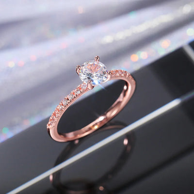 Eleganter Verlobungsring mit funkelndem Solitaire-Kristall