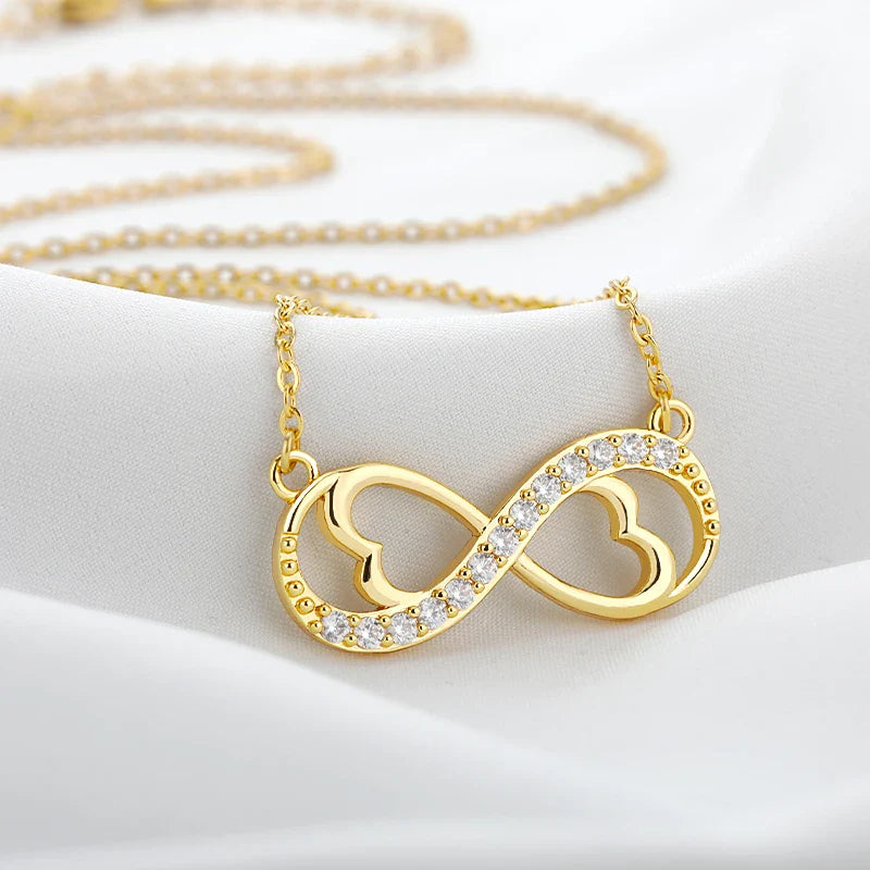 Infinity-Halskette mit Herzen und Kristallen – Unendliche Liebe