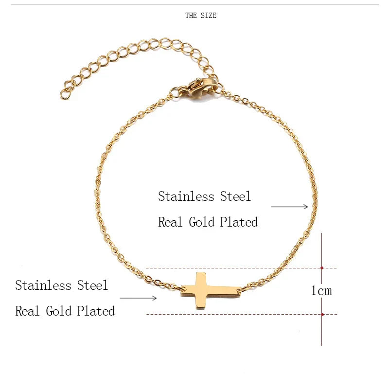 Zartes goldfarbenes Armband mit Kreuzanhänger