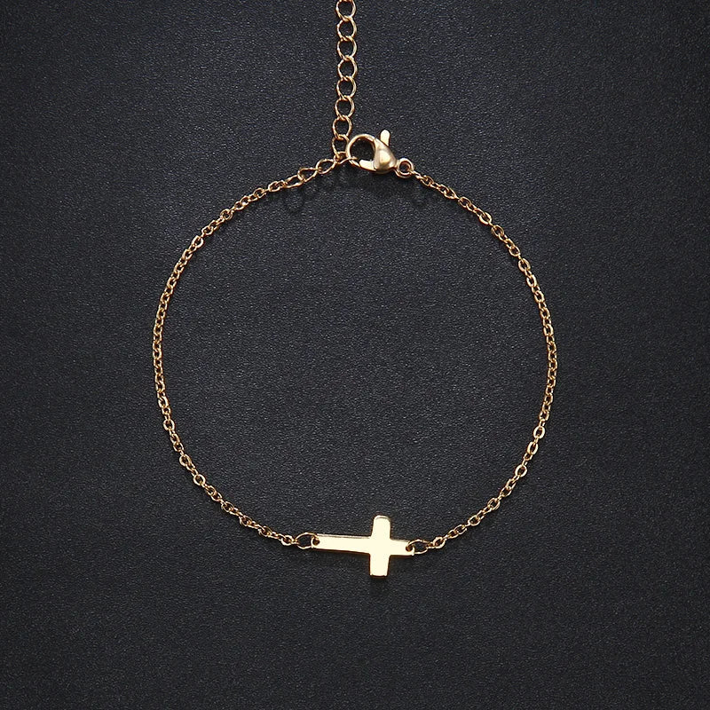 Zartes goldfarbenes Armband mit Kreuzanhänger