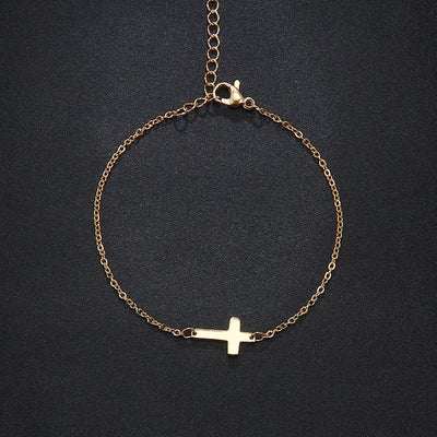Zartes goldfarbenes Armband mit Kreuzanhänger