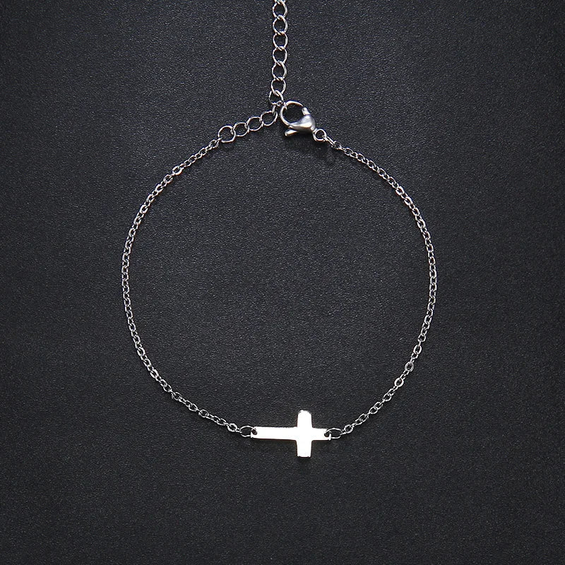 Zartes goldfarbenes Armband mit Kreuzanhänger