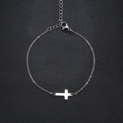 Zartes goldfarbenes Armband mit Kreuzanhänger