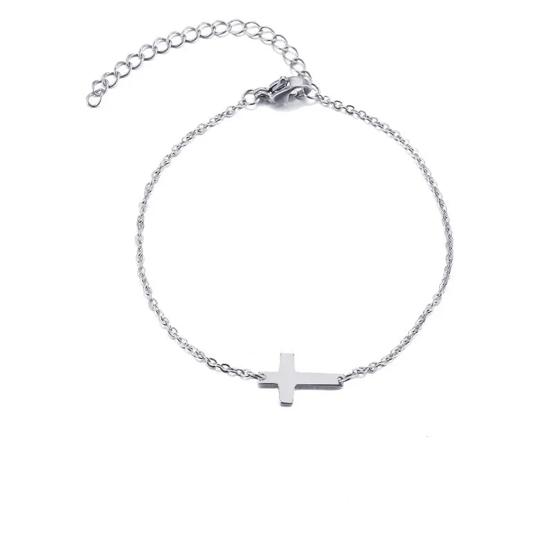 Zartes goldfarbenes Armband mit Kreuzanhänger