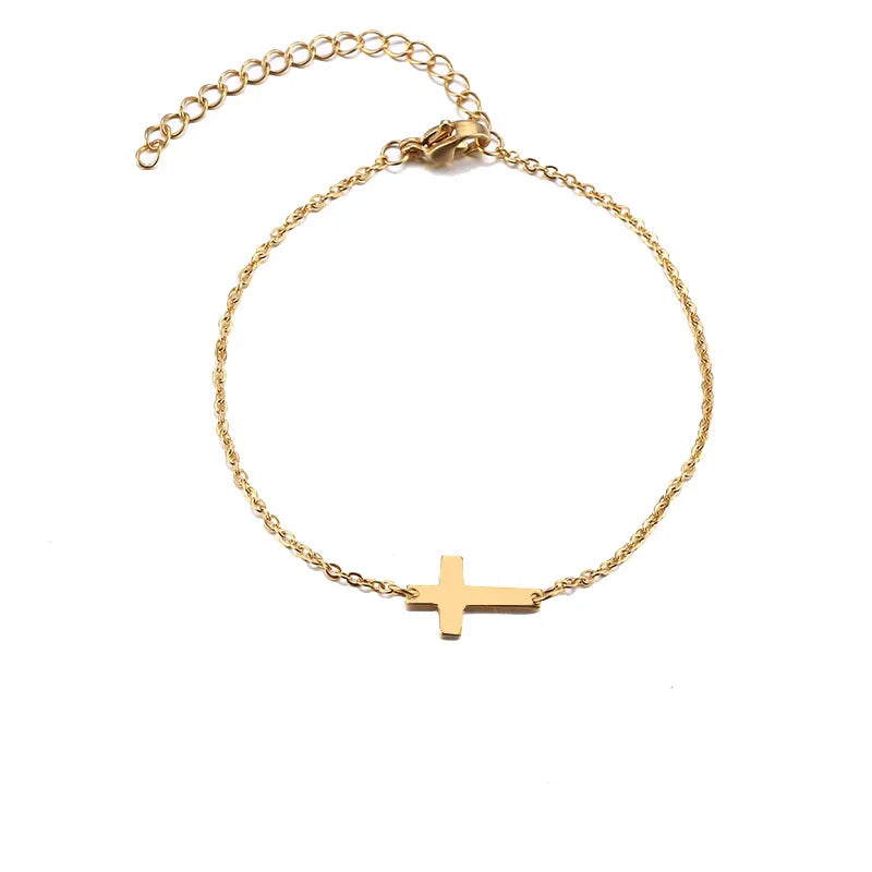 Zartes goldfarbenes Armband mit Kreuzanhänger