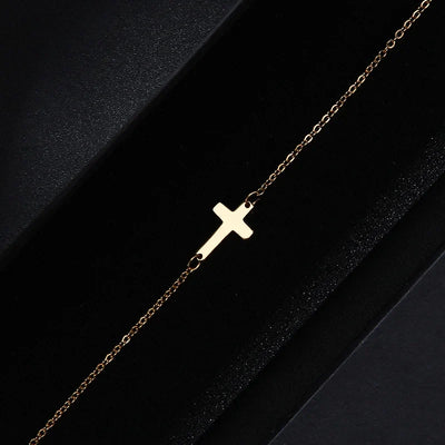 Zartes goldfarbenes Armband mit Kreuzanhänger
