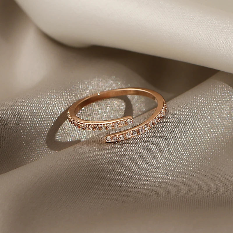 Wickelring in Roségold mit Zirkonia – Eleganz in Bewegung✨