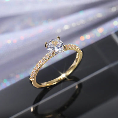 Eleganter Verlobungsring mit funkelndem Solitaire-Kristall