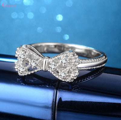 Silberner Schleifenring mit Zirkonia – Eleganz mit einem verspielten Touch