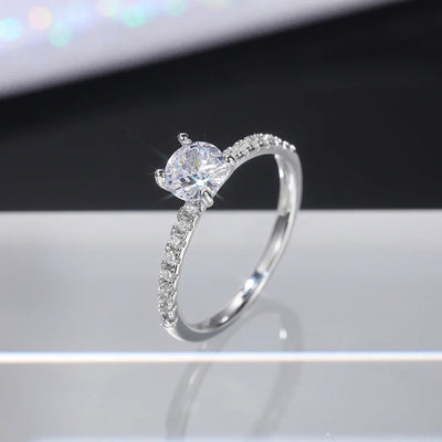 Eleganter Verlobungsring mit funkelndem Solitaire-Kristall