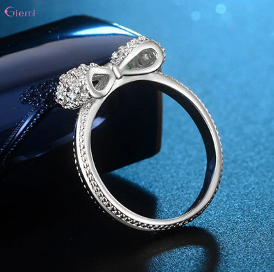 Silberner Schleifenring mit Zirkonia – Eleganz mit einem verspielten Touch