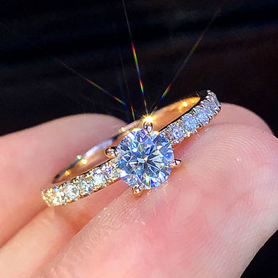 Eleganter Verlobungsring mit funkelndem Solitaire-Kristall