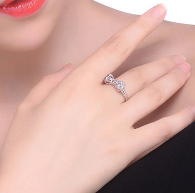 Silberner Schleifenring mit Zirkonia – Eleganz mit einem verspielten Touch