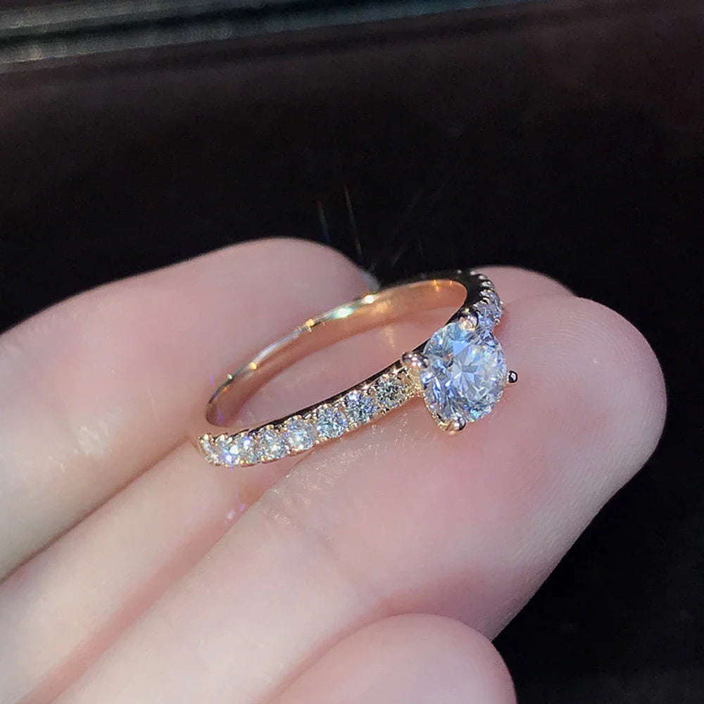 Eleganter Verlobungsring mit funkelndem Solitaire-Kristall