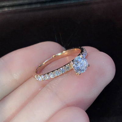 Eleganter Verlobungsring mit funkelndem Solitaire-Kristall
