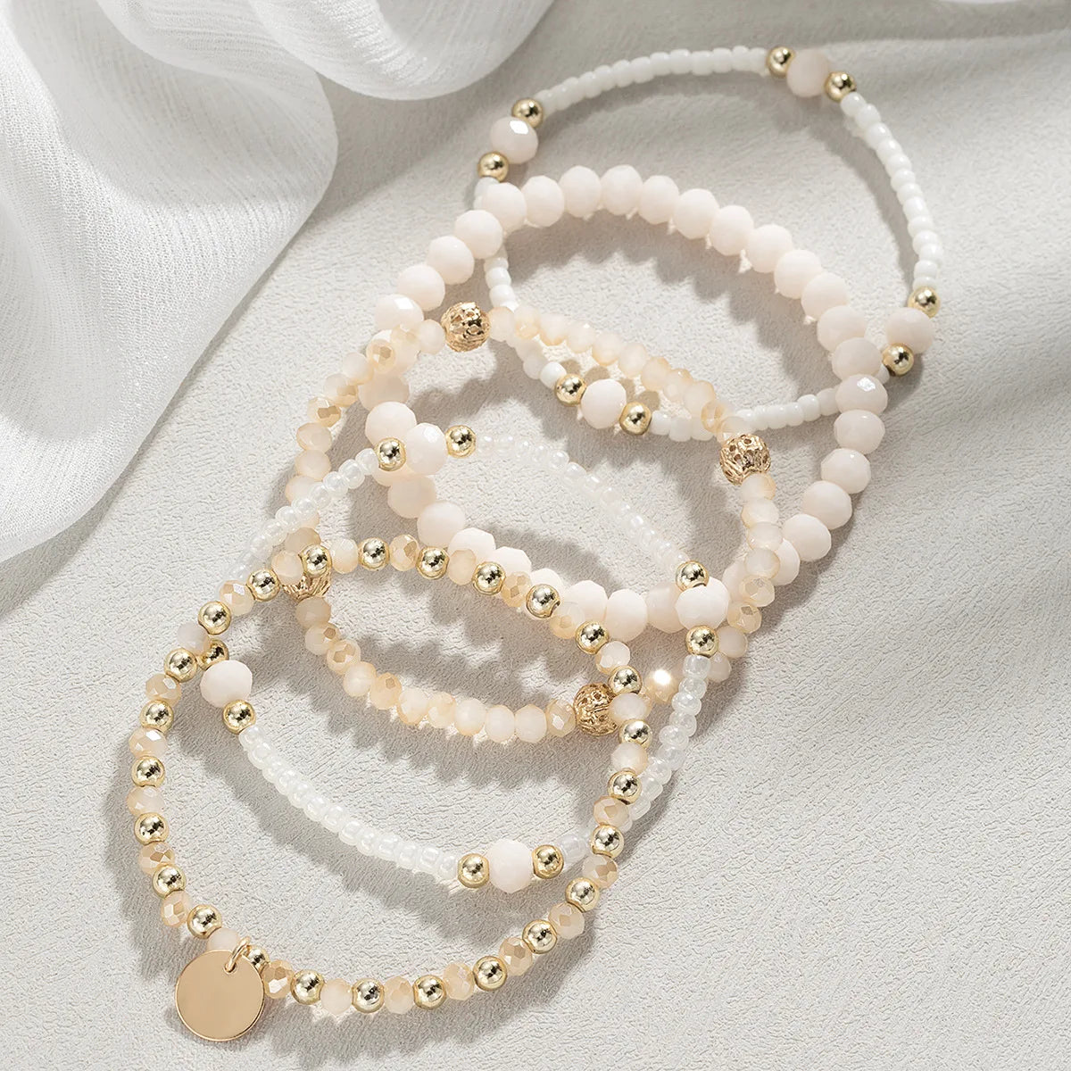 Sandy Glow – Mehrreihiges Perlenarmband mit goldenen Details 🌞✨