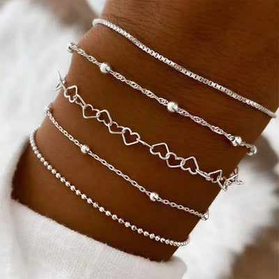 Set aus goldenen Armbändern im Ketten-Design