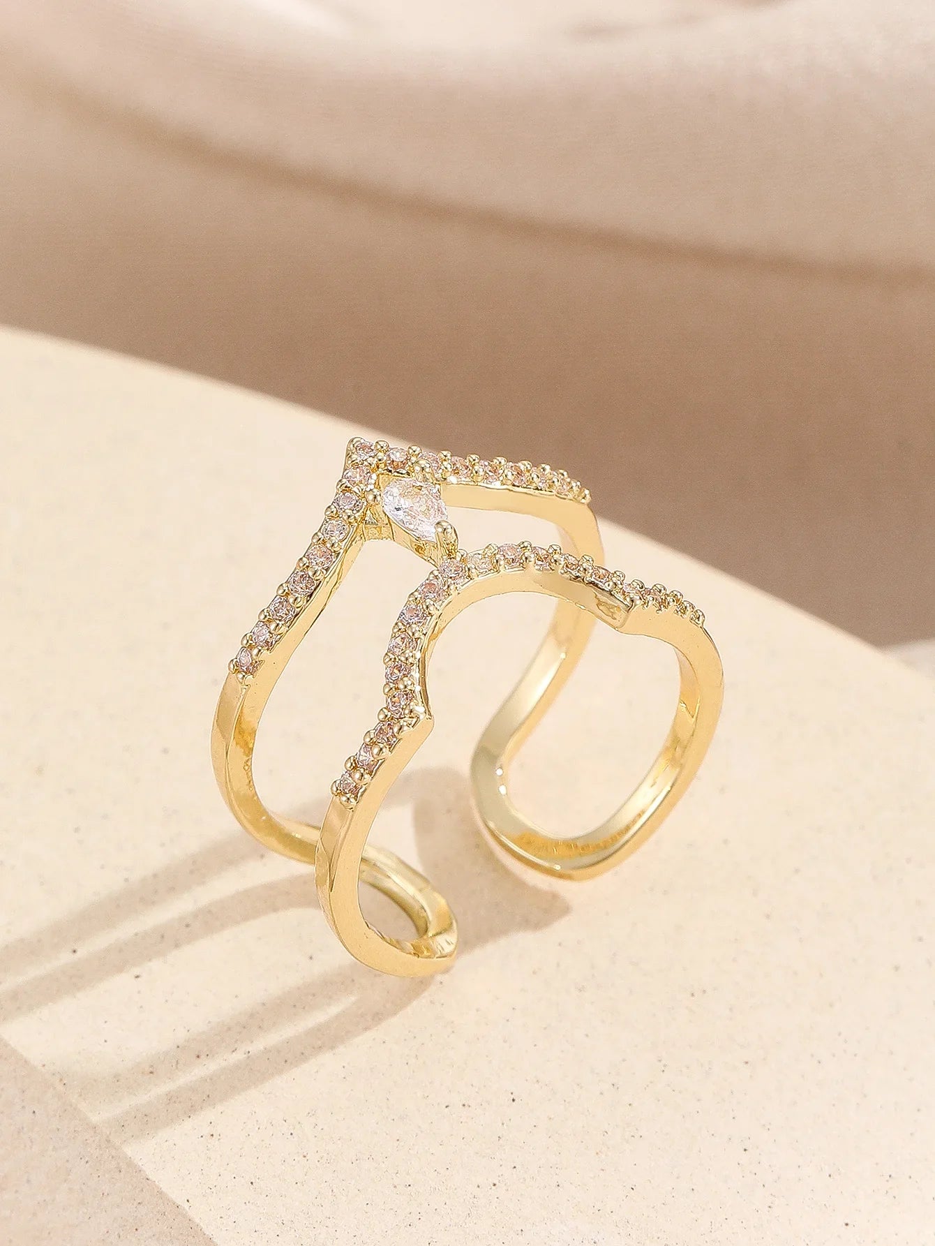 Doppelter Chevron-Ring mit Zirkonia – Eleganz im modernen Design