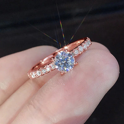 Eleganter Verlobungsring mit funkelndem Solitaire-Kristall