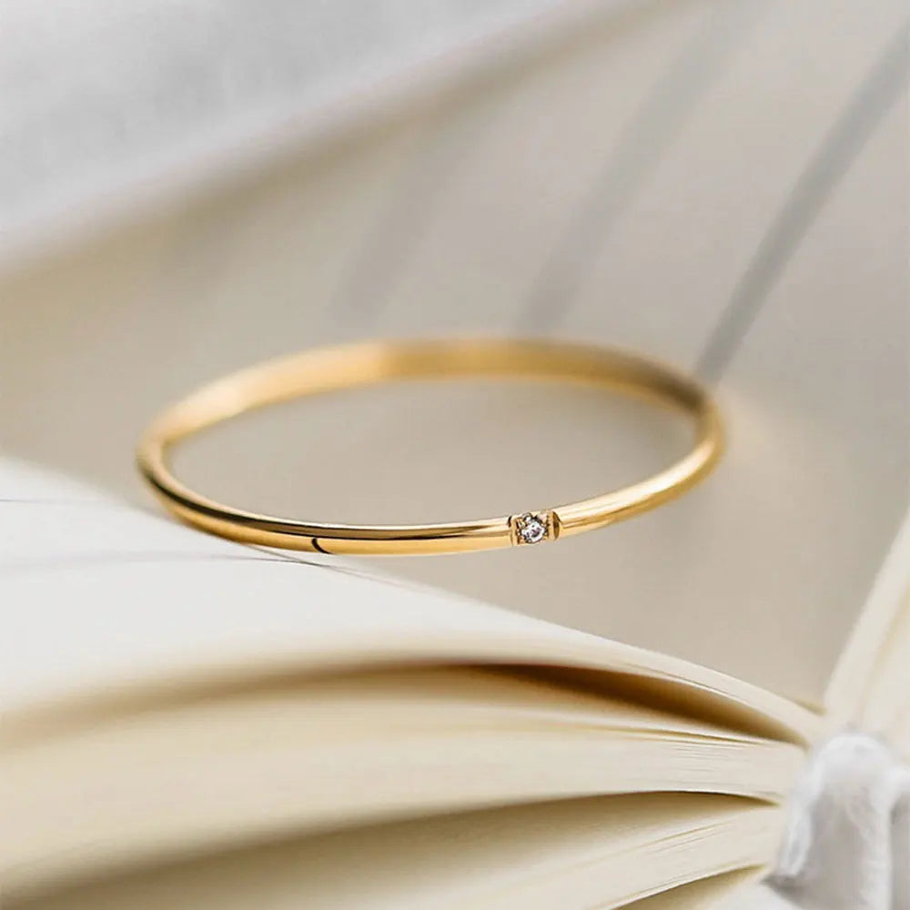 Minimalistischer Goldring mit zarten Diamanten