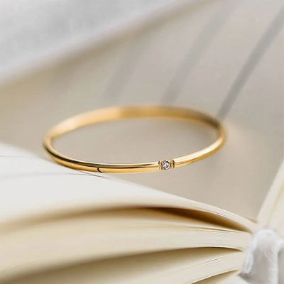 Minimalistischer Goldring mit zarten Diamanten
