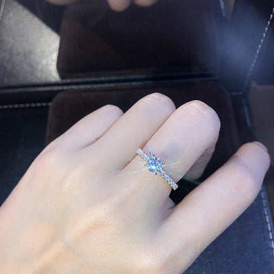Eleganter Verlobungsring mit funkelndem Solitaire-Kristall