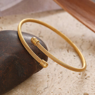 Elegantes gedrehtes Armreif-Armband in Gold