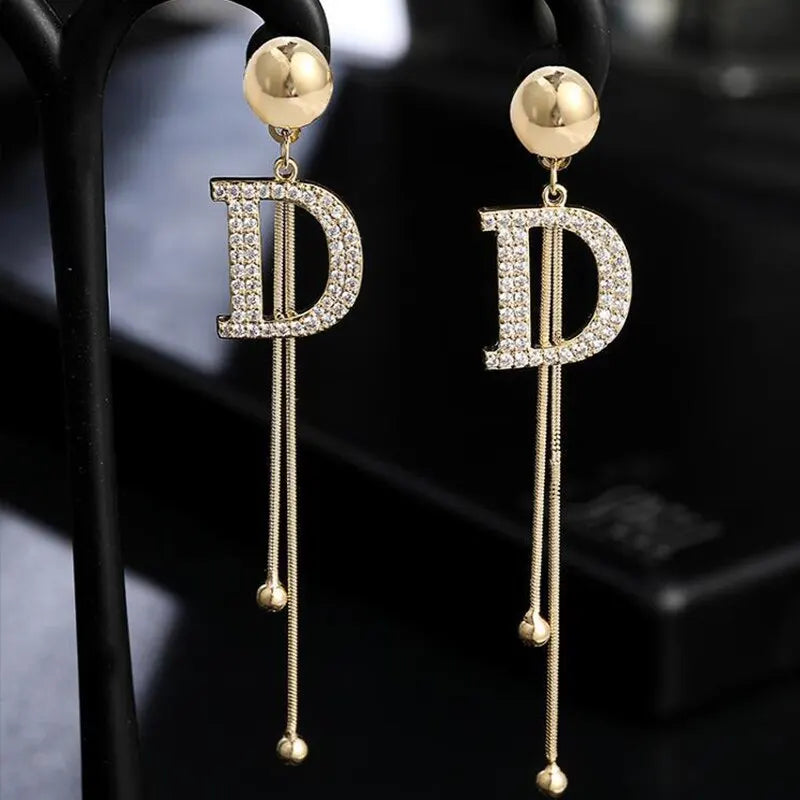 Glamouröse "D"-Statement Ohrringe
