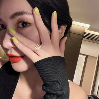 Nail Luxe – Goldener Spiralring mit Zirkonia-Glanz ✨💛