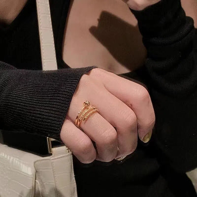 Nail Luxe – Goldener Spiralring mit Zirkonia-Glanz ✨💛
