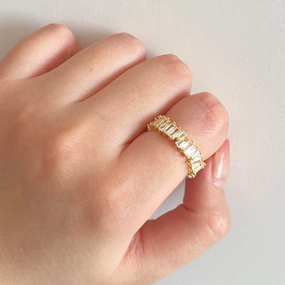 Luxuriöser Eternity-Ring mit Kristallbesatz