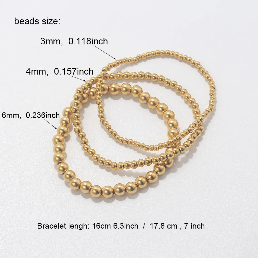 Set aus goldfarbenen Kugelarmbändern