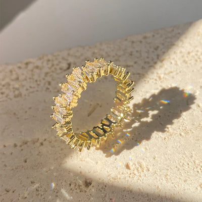 Luxuriöser Eternity-Ring mit Kristallbesatz