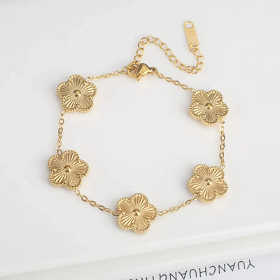 Goldenes Armband mit bunten Kleeblatt-Anhängern