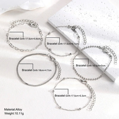 Set aus goldenen Armbändern im Ketten-Design