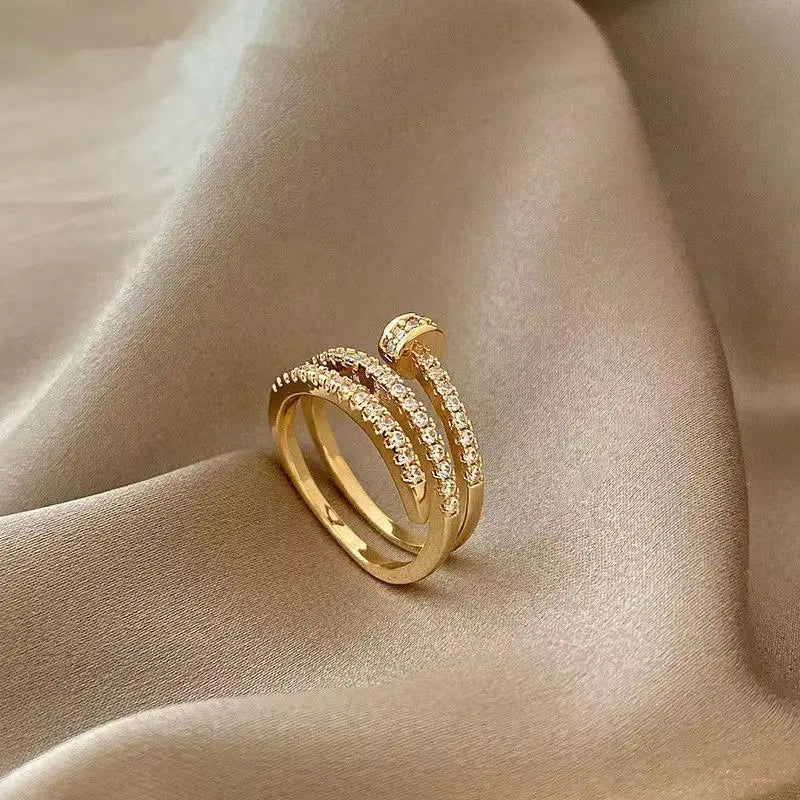 Nail Luxe – Goldener Spiralring mit Zirkonia-Glanz ✨💛