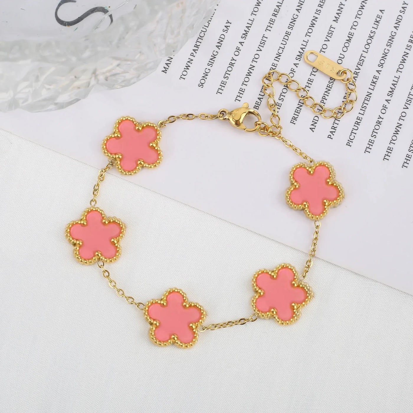 Goldenes Armband mit bunten Kleeblatt-Anhängern