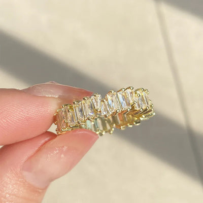Luxuriöser Eternity-Ring mit Kristallbesatz