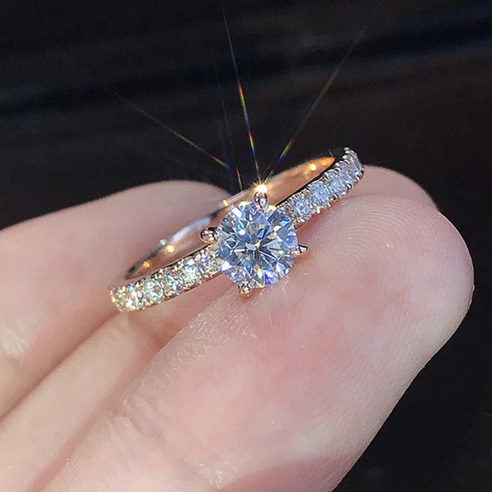 Eleganter Verlobungsring mit funkelndem Solitaire-Kristall