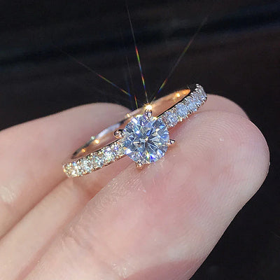 Eleganter Verlobungsring mit funkelndem Solitaire-Kristall