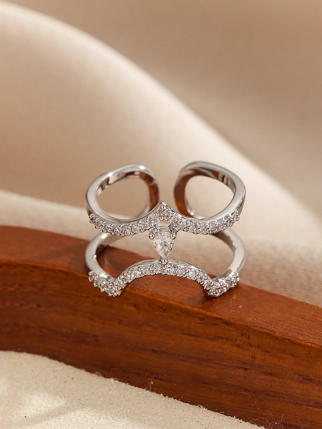 Doppelter Chevron-Ring mit Zirkonia – Eleganz im modernen Design