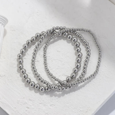 Set aus goldfarbenen Kugelarmbändern