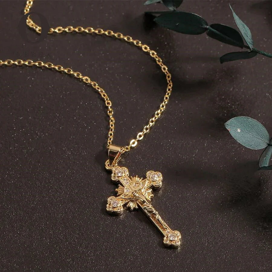 Vergoldete Kreuzkette mit filigranen Details und Kristallen