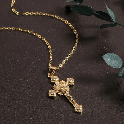 Vergoldete Kreuzkette mit filigranen Details und Kristallen