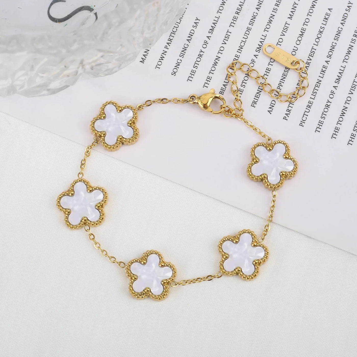 Goldenes Armband mit bunten Kleeblatt-Anhängern