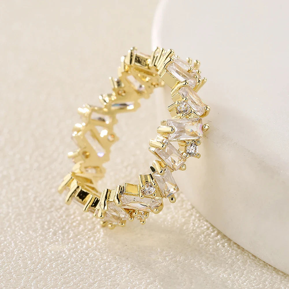 Luxuriöser Eternity-Ring mit Kristallbesatz